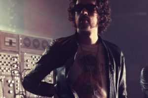 Gaspard Augé z Justice zdradza szczegóły debiutanckiego albumu i prezentuje utwór „Hey!”