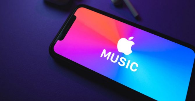 Mniej subskrybentów, większe wypłaty. Apple Music kontra Spotify