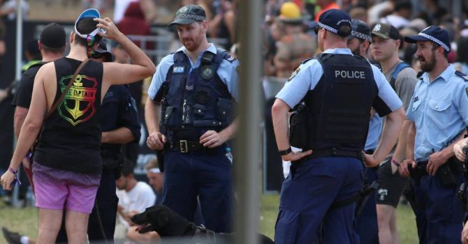Nowe badanie pokazuje, że obecność policji na festiwalach może skończyć się bardzo źle
