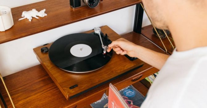 Ten gramofon pozwoli Ci zgrać winyl prosto na USB. Hit czy kit? 