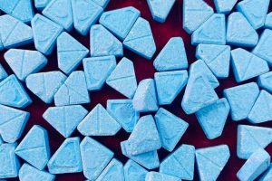 Czy tabletki ecstasy są bardziej niebezpieczne niż jazda konna?