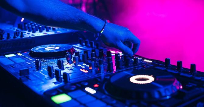Greckie bary i kluby z zakazem puszczania muzyki