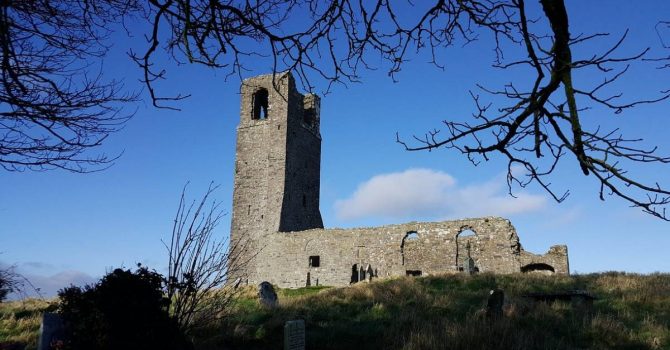 Mają rozmach… Nielegalny rave na setki osób w 850-letnim irlandzkim zamku