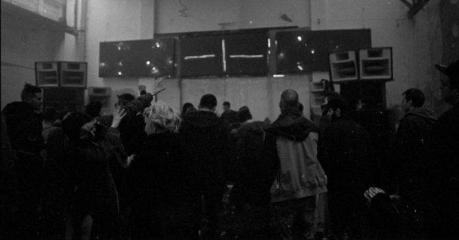 Rave’y po czesku. Ukazała się foto-książka dokumentująca praską scenę rave w latach 2015-20