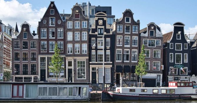 W Amsterdamie rozbito nielegalny rave w budowanym komisariacie policji