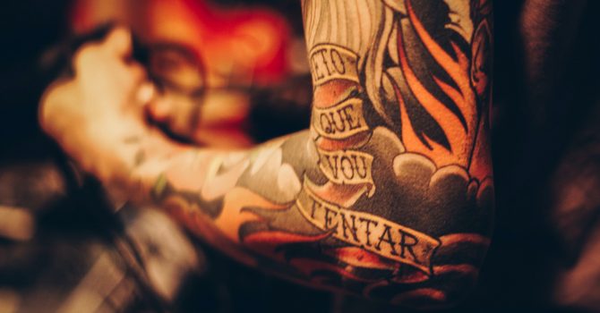 Czy kolorowe tatuaże będą zakazane w Europie? Studia przeciwko rozporządzeniu UE