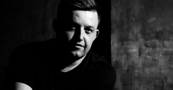 Adam Obrębski: trasa po kolumbijskich klubach, nowa letnia miejscówka i mentoring dla młodych DJ-ów [wywiad]