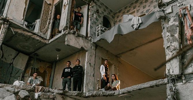 „Clean-up rave” to sposób na oczyszczenie budynków w zniszczonej wojną Ukrainie