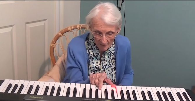 Gra na instrumencie dla osób z demencją i Alzheimerem jest zdrowa