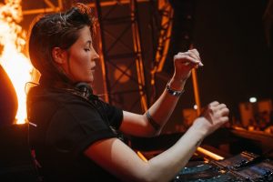 Miliony nie mogą się mylić. Charlotte de Witte ponownie najlepszą techno DJ-ką świata