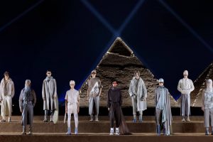 Jeff Mills udźwiękowił pokaz mody Diora przed piramidami w Gizie