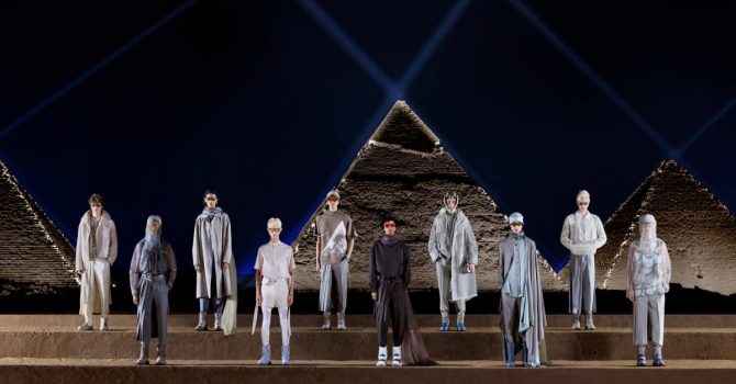 Jeff Mills udźwiękowił pokaz mody Diora przed piramidami w Gizie