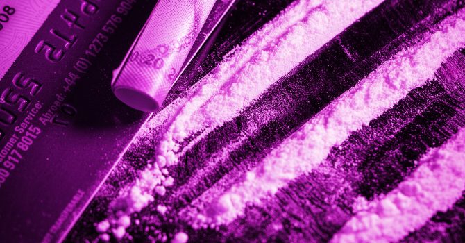 Różowa kokaina rzekomo „zalewa Europę”. Czy mamy się czego obawiać?