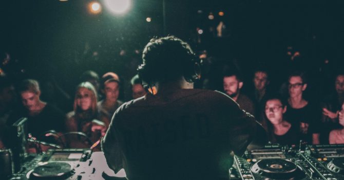 DJe dominują w line-upach festiwali. Co to mówi o kondycji współczesnej sceny?